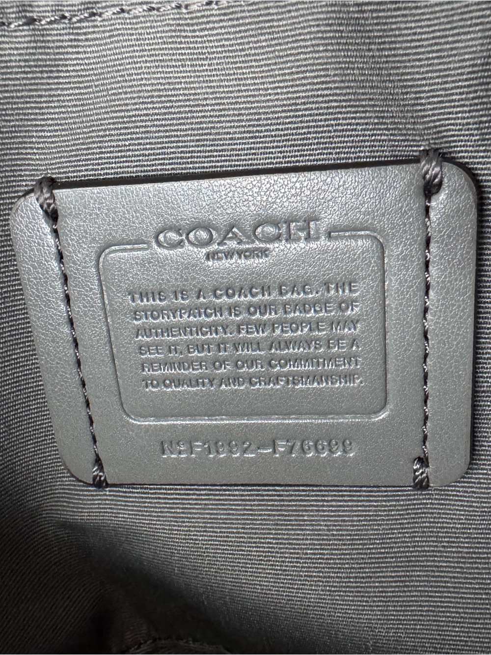 Coach Small Jes Messenger Like New - Picture 3 of 17